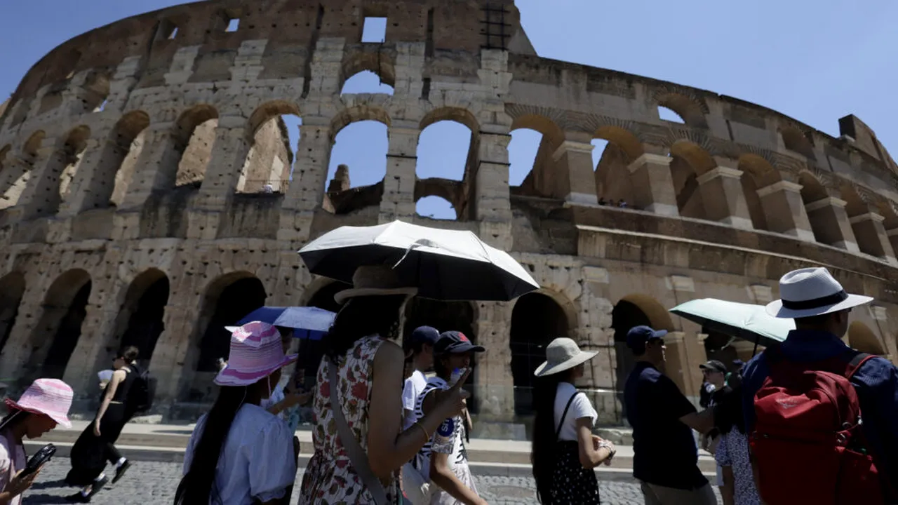 Colosseumul din Roma prelungește tururile nocturne. Programul ar putea continua până în septembrie