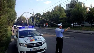 O stradă din Piteşti, blocată din cauza unui stâlp doborât de o locomotivă - FOTO, VIDEO