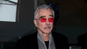 Burt Reynolds are mari probleme financiare şi scoate la licitaţie câteva sute de obiecte personale