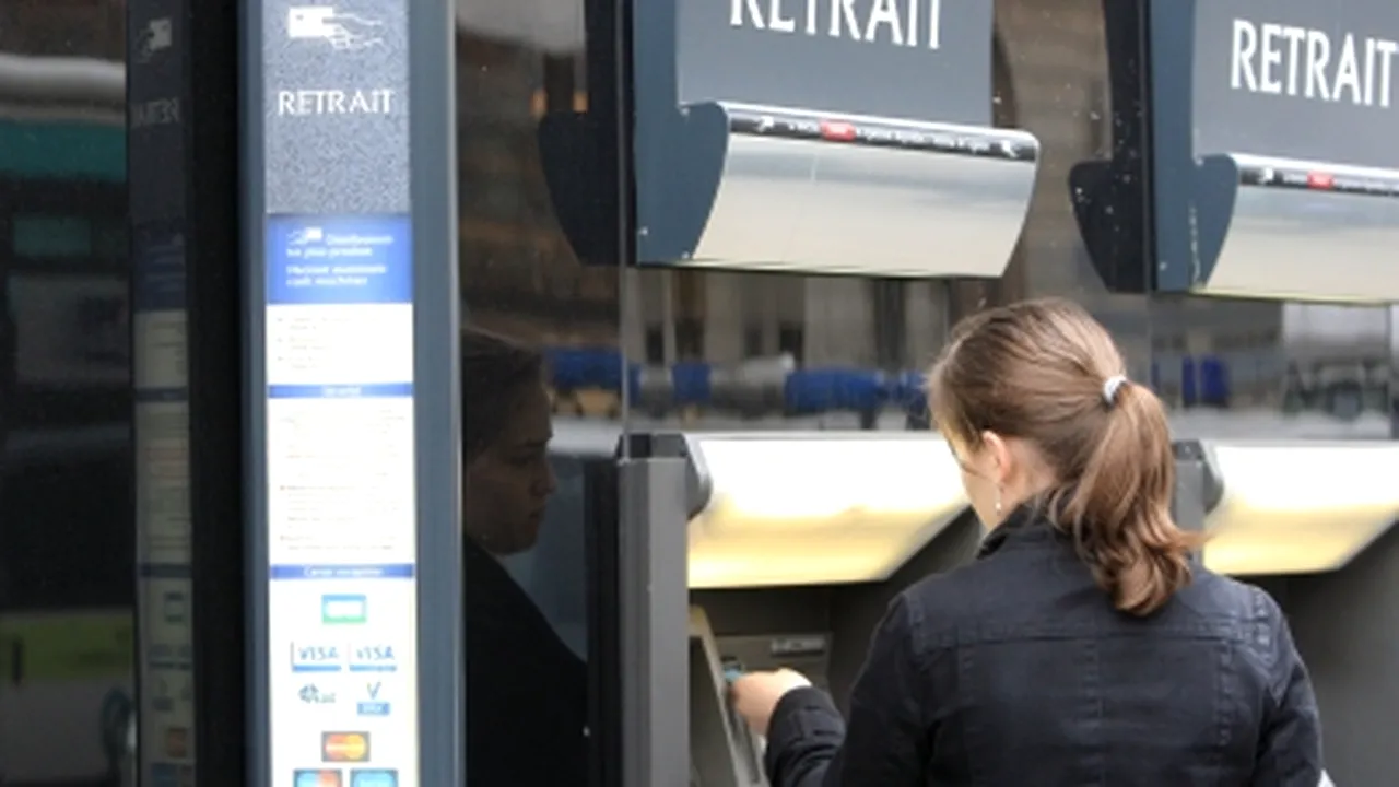 14 adolescenţi români, reţinuţi la Paris pentru furturi la bancomate