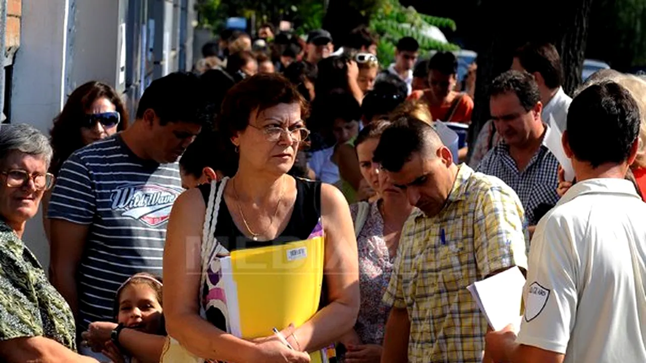 Aglomeraţie şi haos la depunerea declaraţiilor pentru pensii şi şomaj