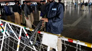 Mii de persoane arestate înaintea reîntoarcerii în Pakistan a fostului premier Nawaz Sharif