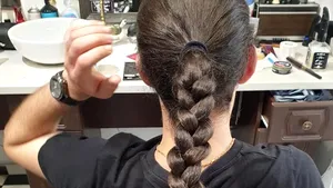 Gest IMPRESIONANT al unui tânăr din Târgu-Jiu: Şi-a donat părul pentru copiii bolnavi de cancer