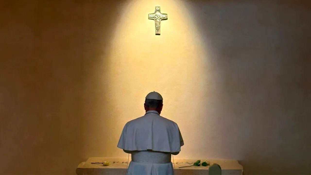 Papa Leon a făcut prima călătorie în afara Vaticanului pentru a vizita mormântul Papei Francisc