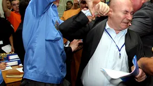 Ştefănescu şi Marinescu de la PRM s-au luat la bătaie cu forţele de ordine din CGMB - VIDEO