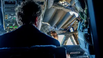 FOTO Avionul care l-a adus în țară pe Nicușor Dan a aterizat la București. Escortat deasupra Elveției de două avioane F-18