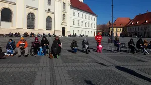 FOTO Protest inedit în Sibiu: Aproximativ 200 de oameni au citit cărţi în Piaţa Mare