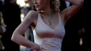 Courtney Love se pregăteşte să lanseze o nouă linie vestimentară - FOTO