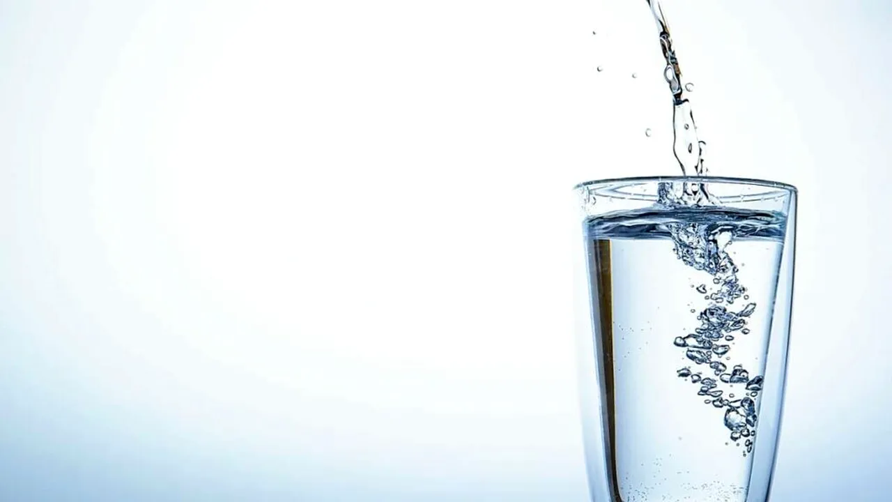 O metodă simplă din bucătăria oricui reduce considerabil microplasticele din apa potabilă