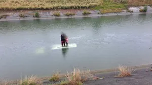 Argeș: Un bărbat și un copil au supraviețuit urcându-se pe plafonul unei mașini care a căzut în apă