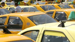 Taximetriştii bucureşteni protestează, în Piaţa Constituţiei