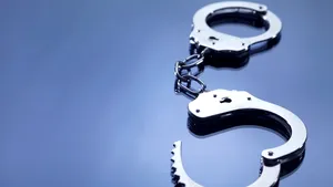 Anchetă într-un inspectorat judeţean, unde poliţiştii au fost obligaţi să cumpere cătuşele care trebuiau primite gratuit. Cât a cerut un agent pe o pereche