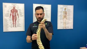 Telefonul mobil iţi deformează coloana. Un kinetoterapeut te învaţă cum scapi de această afecţiune