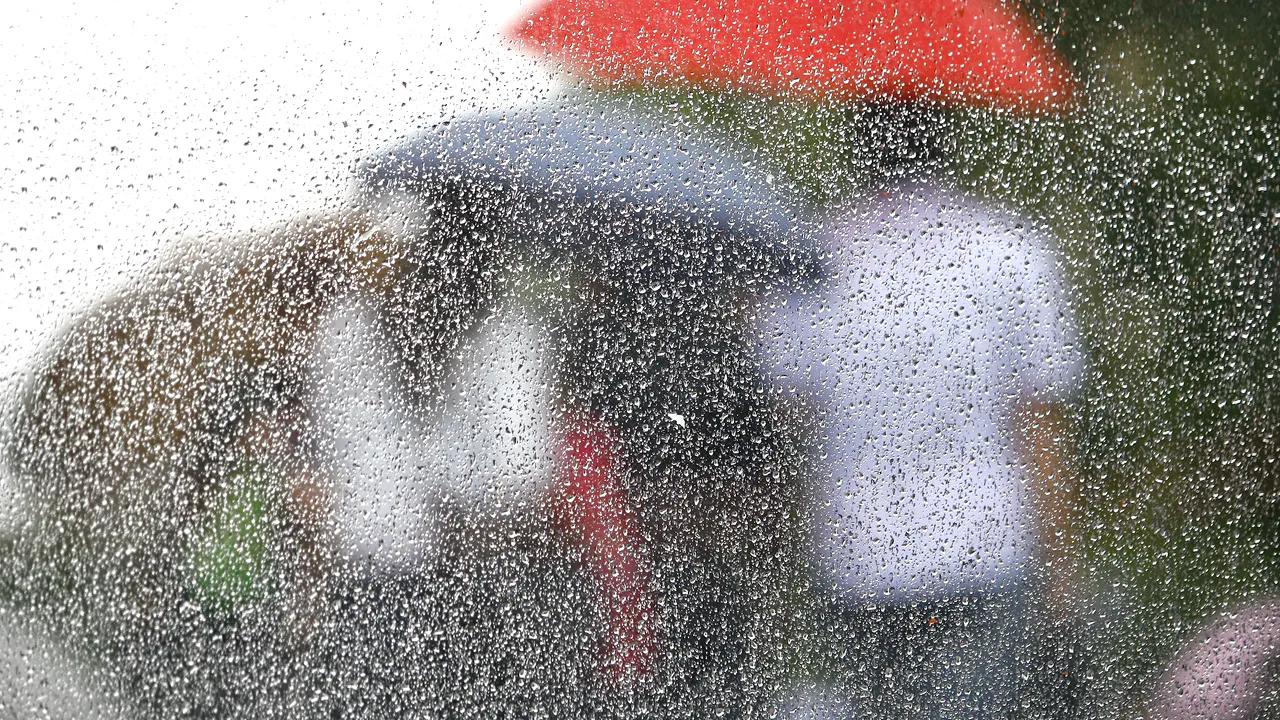 ANM: De abia din 4 iulie, vom putea vorbi de temperaturi de peste 29 de grade Celsius / Când vom scăpa de ploi 