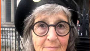 O activistă de 77 de ani riscă închisoarea pentru că are încheieturile prea subţiri 