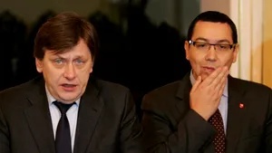 Antonescu şi Ponta, întâmpinaţi la Târgovişte de simpatizanţi PDL cu pancarte cu deviza: 