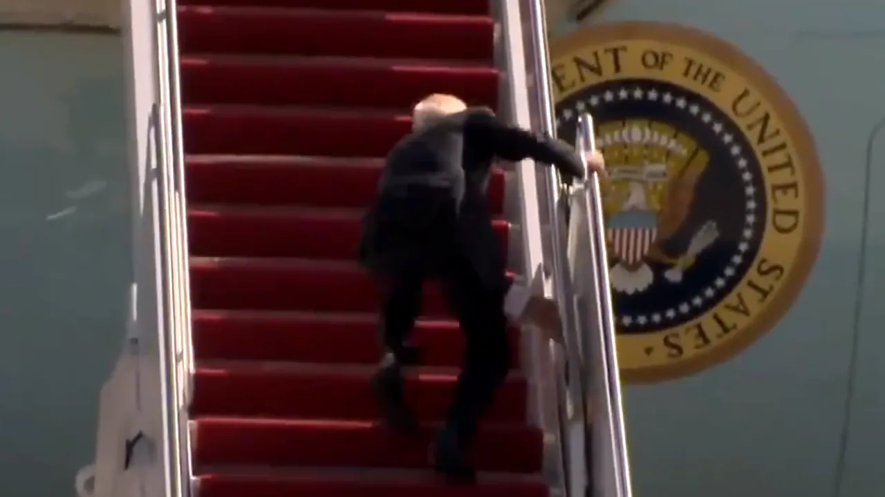 VIDEO Imagini amuzante cu Joe Biden, care s-a împiedicat de 3 ori în timp ce urca spre avionul prezidenţial