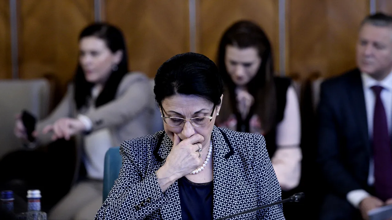 Ministrul Educaţiei anunţă că dotarea claselor cu tablă „inteligentă” şi tablete costă 400.000.000 de euro/ Andronescu: Nu ar trebui interzis telefonul mobil în şcoli