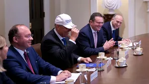 Tăriceanu ironizează vizita lui Iohannis la Casa Albă: Nici coreeanul acela din Coreea de Nord nu se bucura aşa de şapca aceea | VIDEO