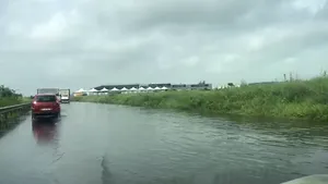 Efectele codului portocaliu: Echipajele ISU au intervenit pentru scoaterea apei din peste 100 de curţi, case şi străzi din Ilfov | FOTO, VIDEO