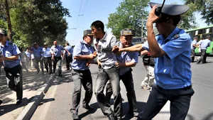 Rusia respinge orice implicare în protestele violente din Kîrgîzstan - VIDEO