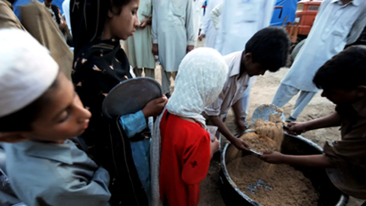 Criza umanitară din Pakistan ar putea dura până în decembrie - GALERIE FOTO şi VIDEO