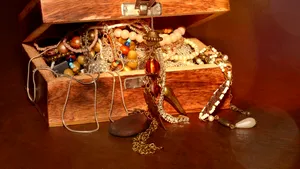 Sute de obiecte din aur îngropate sub o autostradă, descoperite de muncitori în Cehia