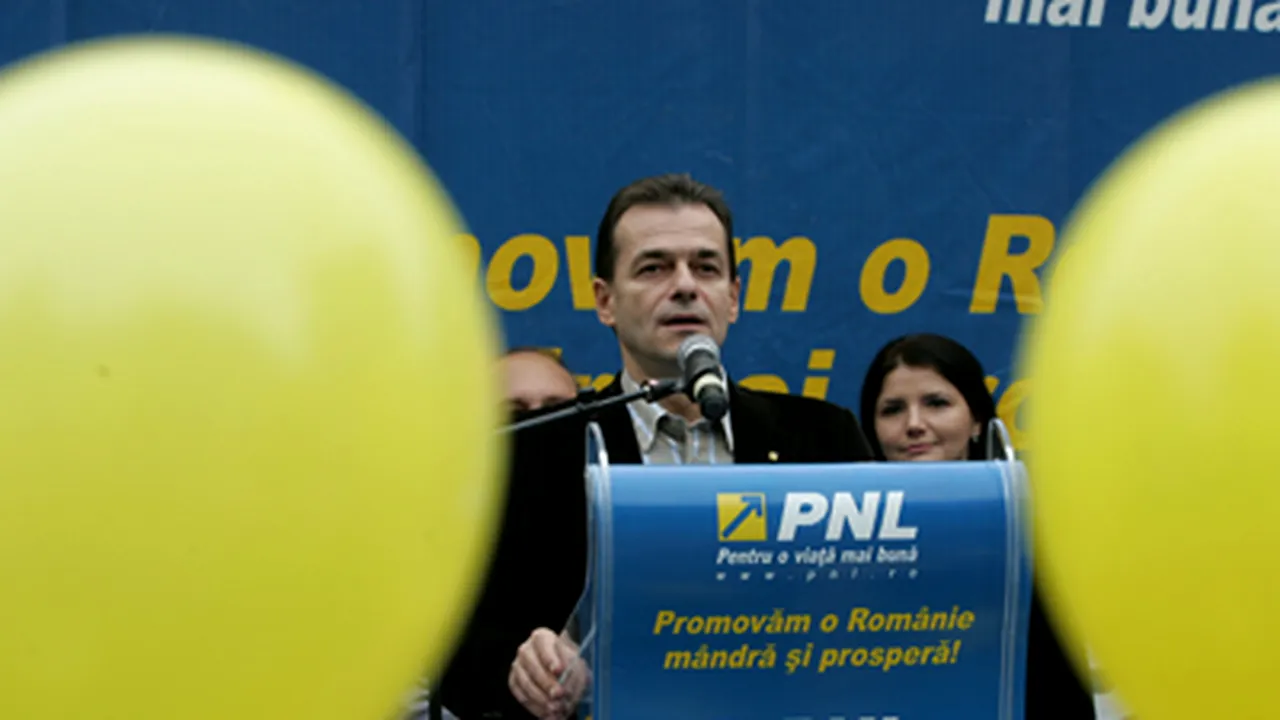 FOCUS: Liberalii au sărbătorit rezultatul alegerilor, la sediul central, ciocnind o cupă de şampanie