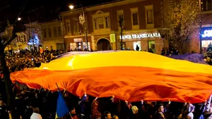 Peste 4.000 de persoane au manifestat de la Sibiu, scandând împotriva Guvernului şi a lui Ponta. Focuri de artificii în Piaţa Mare după miezul nopţii - FOTO