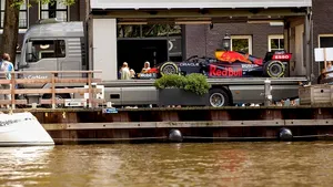 Formula 1: Max Verstappen s-a trezit cu maşina de curse ”livrată” acasă