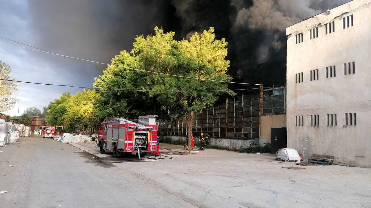 Incendiu la o hală de producţie a polistirenului în Dâmboviţa. A fost emis mesaj Ro-Alert pentru degajarea de fum