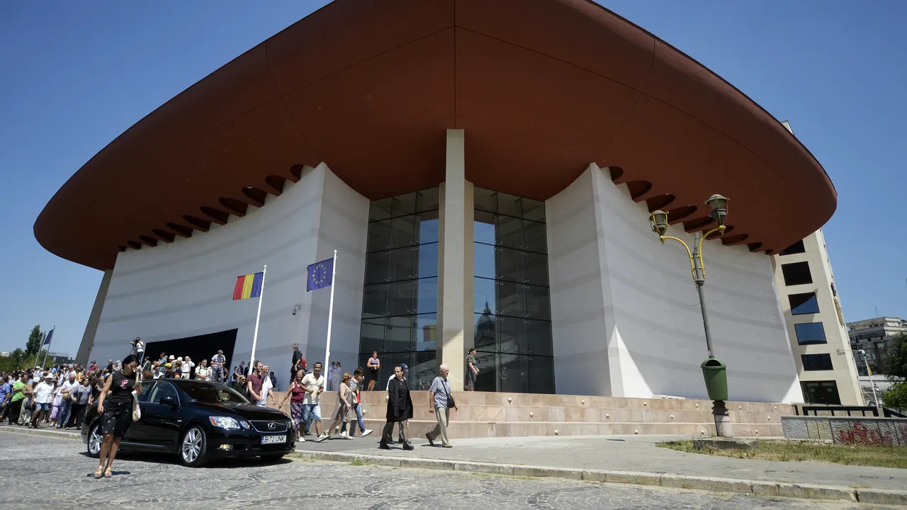 Angajaţii teatrelor româneşti PROTESTEAZĂ duminică în faţa Guvernului/ Ion Caramitru, directorul TNB, despre sistemul public: 