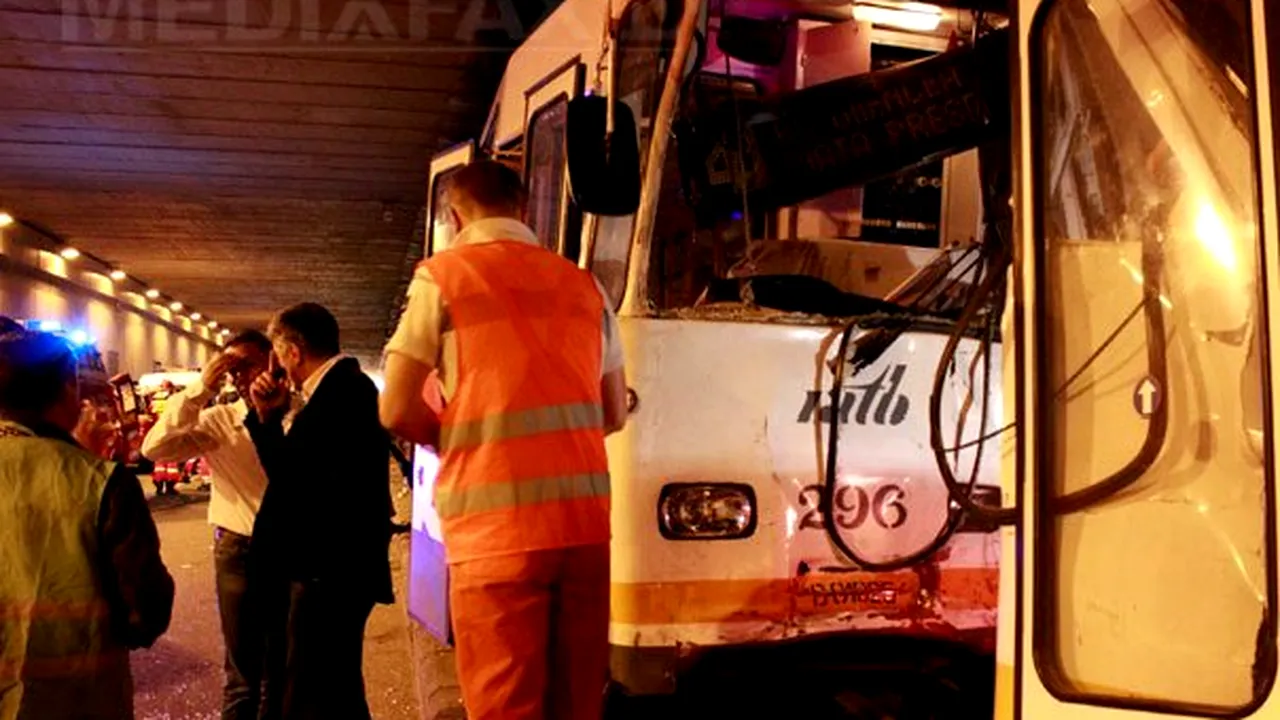 Accidentul de tramvai din Bucureşti: Poliţiştii verifică şinele din Pasajul Lujerului pentru a vedea dacă sunt urme de frânare. CARE ESTE POSIBILA CAUZĂ A ACCIDENTULUI