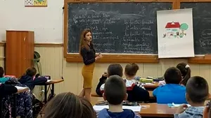 O tânără de 10 la BAC a ajuns să predea la şcoala unde a învăţat. A făcut naveta timp de patru ani pentru a-şi împlini visul | FOTO