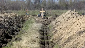 VIDEO Sute de morminte au fost săpate într-un oraş din Ucraina. Măsura luată de unul dintre cei mai excentrici politicieni ucraineni