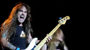 Iron Maiden caută o chitară care le-a fost furată la Atena