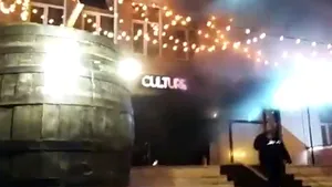 INCENDIU într-un club din Constanţa: Persoanele din incintă au fost evacuate, două având nevoie de îngrijiri medicale. Mai multe echipaje de pompieri, trimise la faţa locului - VIDEO