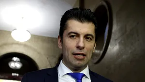 Criza politică din Bulgaria a luat sfârşit. Parlamentul a votat guvernul condus de Kiril Petkov, absolvent al Universităţii Harvard