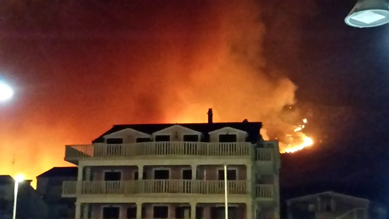 FOTO Sute de pompieri încearcă să stingă un incendiu de pădure în regiunea oraşului Split din Croaţia, al doilea cel mai mare oraş şi o destinaţie turistică populară