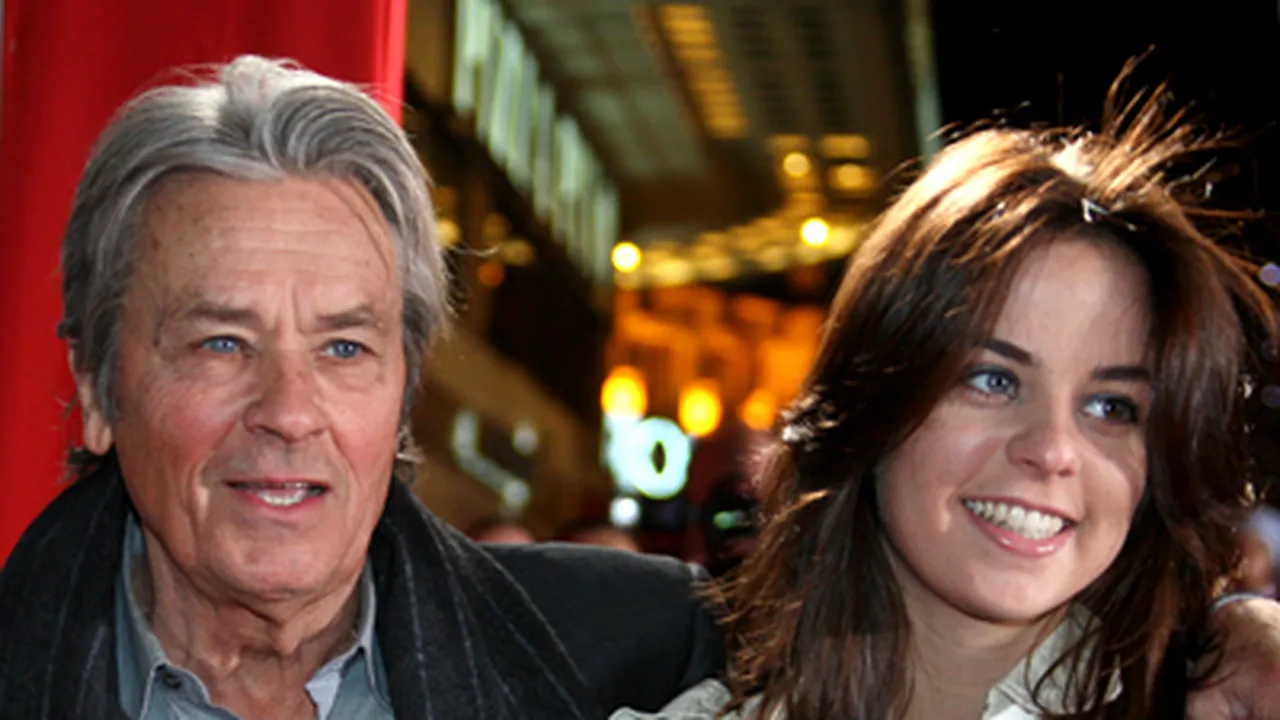 Fiicele lui Bruce Willis şi Alain Delon, la balul debutantelor de la Paris