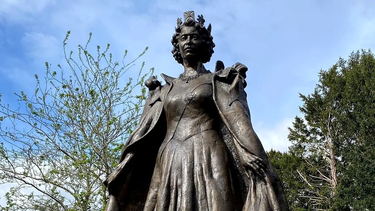 Statuie nouă în onoarea Reginei Elisabeta a II-a şi a câinilor săi