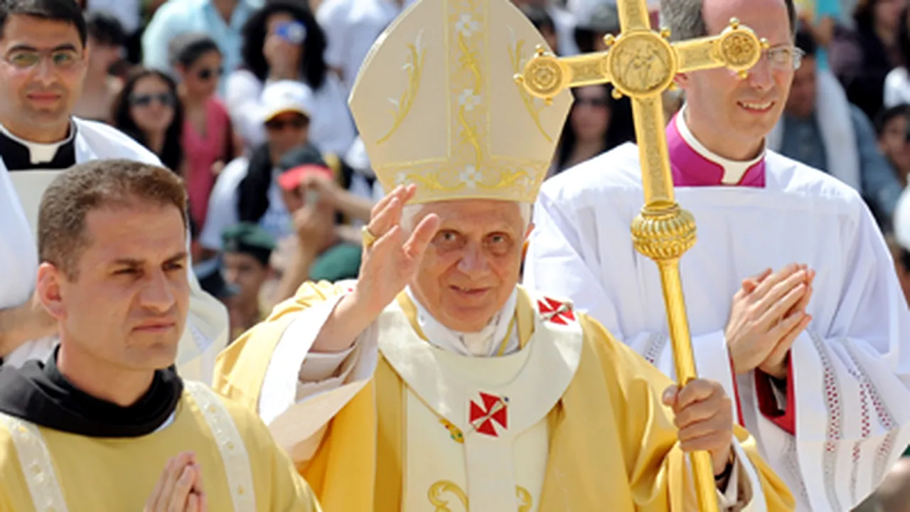 Papa Benedict face apel la respingerea 