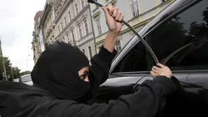 O bandă de spărgători auto, compusă din trei bărbaţi, a terorizat oraşul Galaţi. Record de spargeri, într-o singură noapte