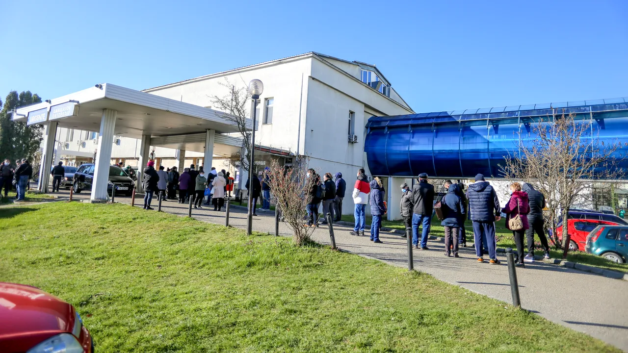 Cozi în prima zi de vaccinări la centrul non-stop din Timişoara. Momentan, programările se pot face doar până la ora 20:00