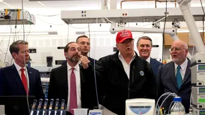 Vestea primită de un politician aflat la bordul Air Force One, alături de Trump. A anunţat că se va autoizola