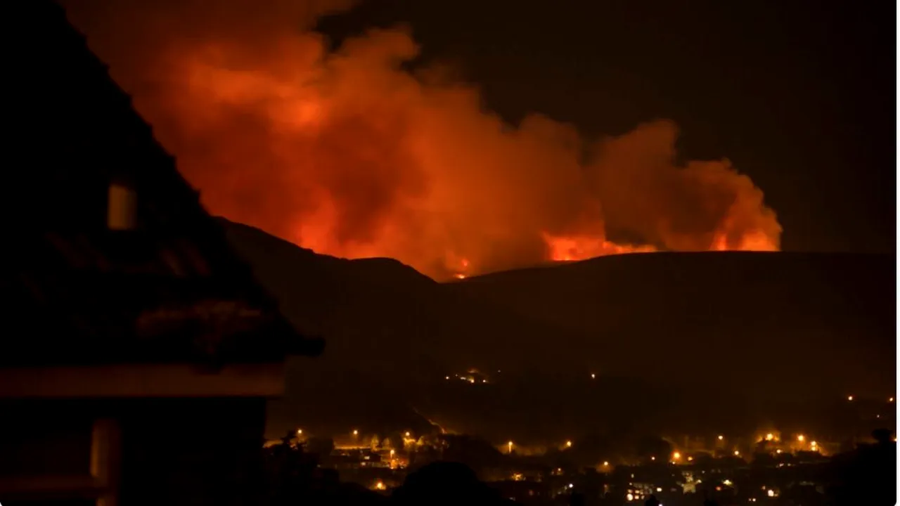 Incendiu puternic în Marea Britanie, din cauza temperaturilor ridicate. Case evacuate, şcoli închise 