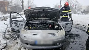 Mașină, mistuită de flăcări pe o șosea din Giurgiu
