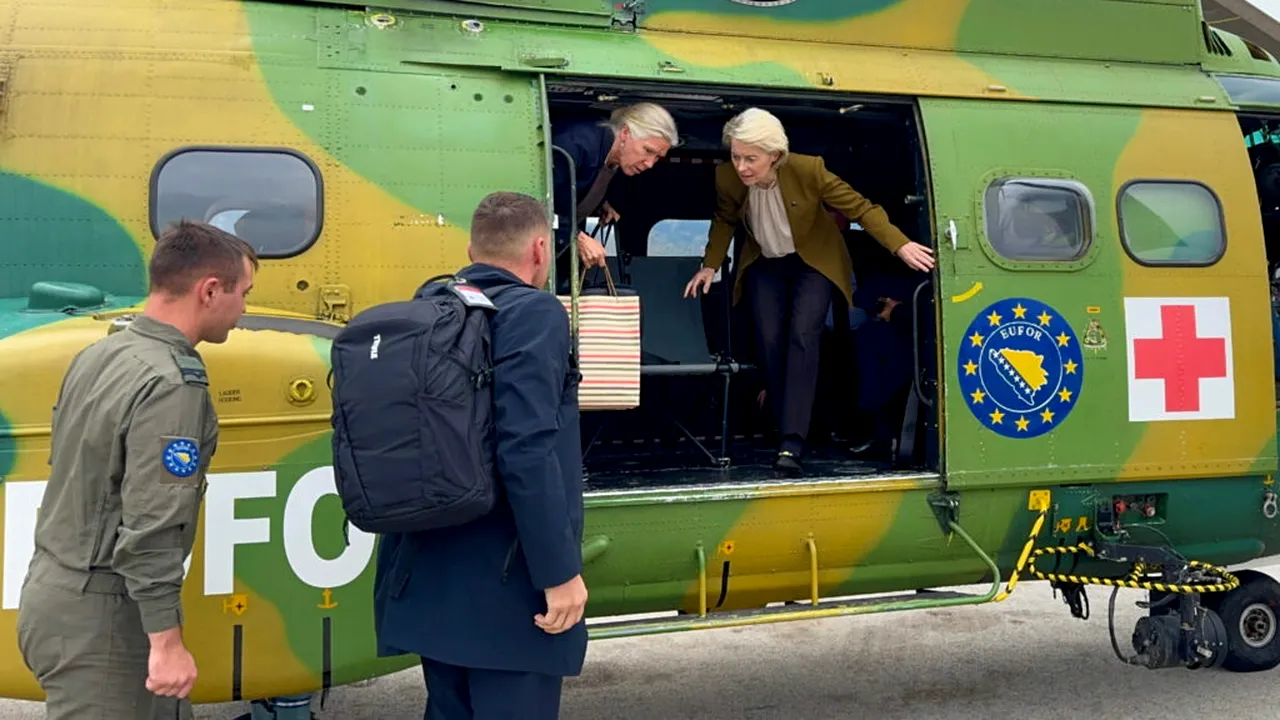 Militarii români au transportat-o pe Ursula von der Leyen cu elicopterul în timpul vizitei în Bosnia