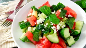 Alimentele indicate să le consumi pe timp de caniculă. Cea mai potrivită legumă în zilele călduroase ale anului