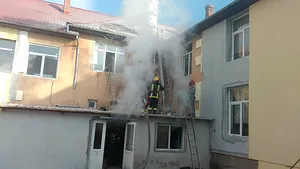 GALERIE FOTO Două sute de elevi ai unei şcoli din Arad, evacuaţi din cauza unui incendiu